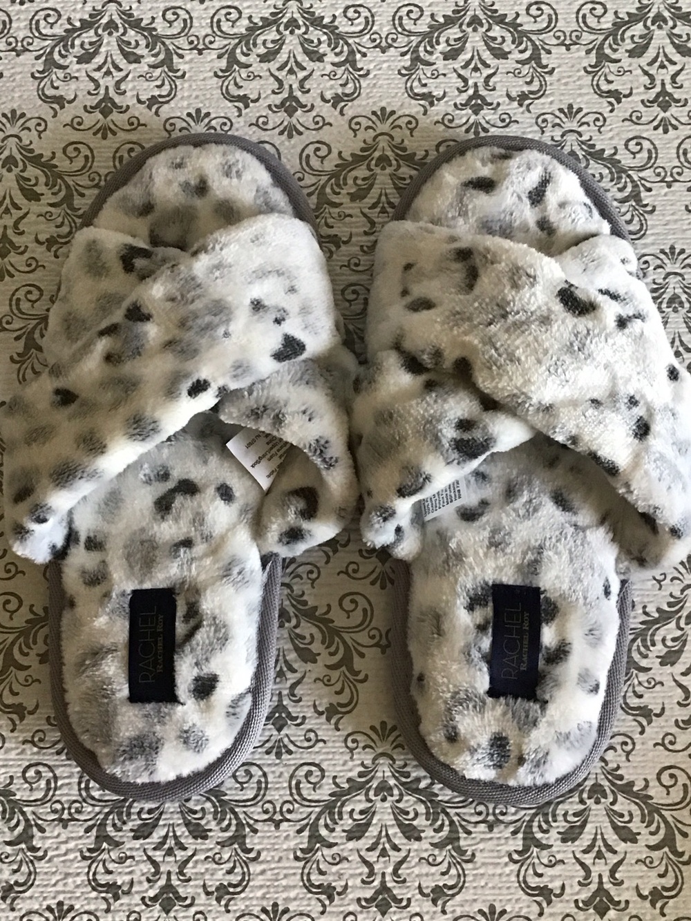 RACHEL Rachel Roy Faux Fur Leopard Print Slide Slippers in White and Gray